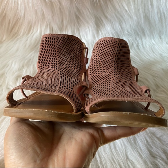 Lucky Brand Bartega Perforated Leather Gladiator Sandals in Antler Size 7.5 - Picture 2 of 11